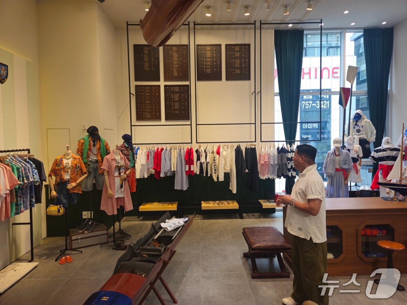 본문 이미지 - 김훈 LF 글로벌 크리에이티브 디렉터가 23일 명동 헤지스 플래그십 스토어에서 열린 '27SS 수주회'에서 설명하고 있다. ⓒ 뉴스1 박혜연 기자