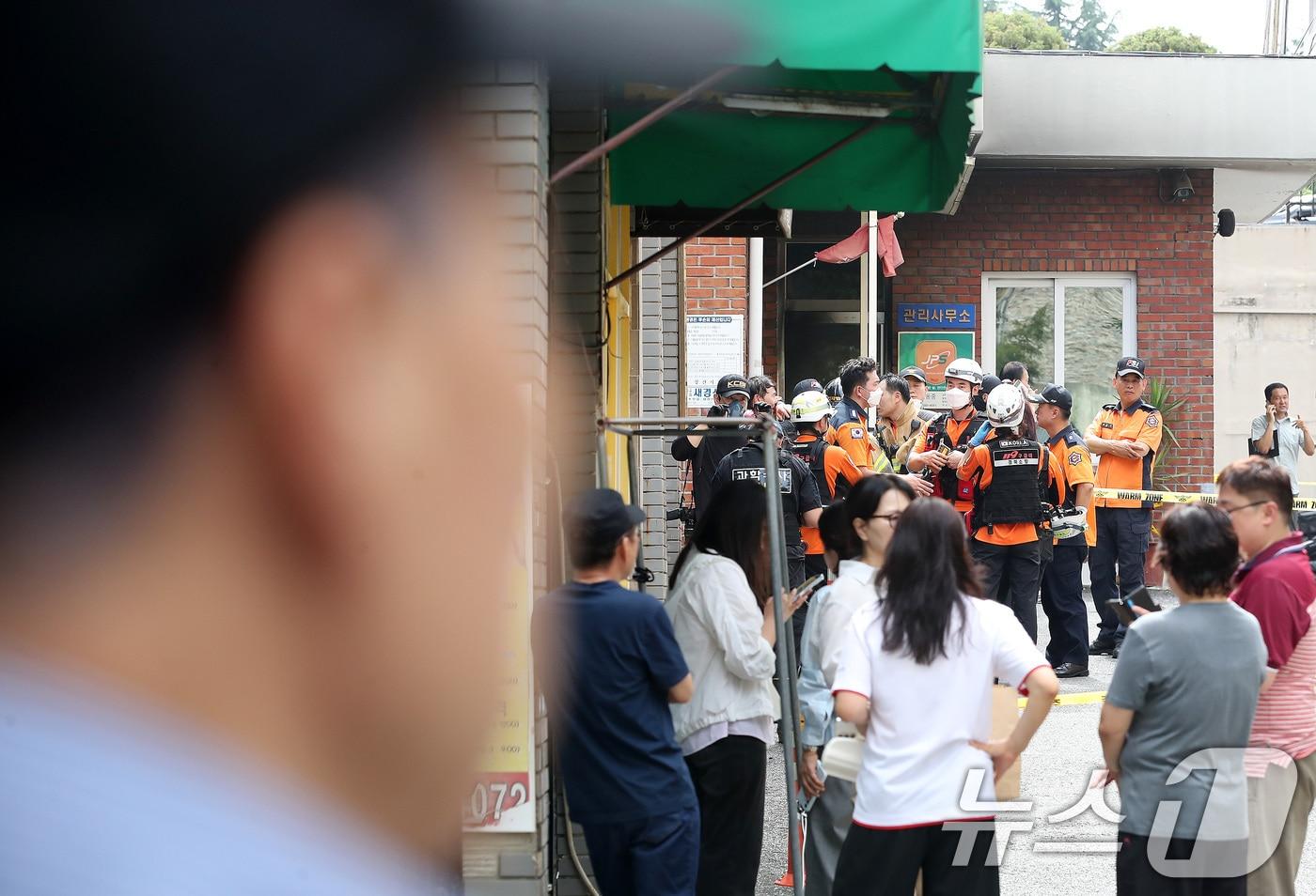 본문 이미지 - 23일 오전 경북 경산시 사동 한 아파트 관리사무소에서 70대 입주민의 방화로 불이 나 관리인 등 8명이 화상을 입고 병원으로 이송됐다. 경찰과 소방 당국이 현장을 통제하고 정확한 사고 원인과 경위를 조사하고 있다. 2026.7.23 ⓒ 뉴스1 공정식 기자