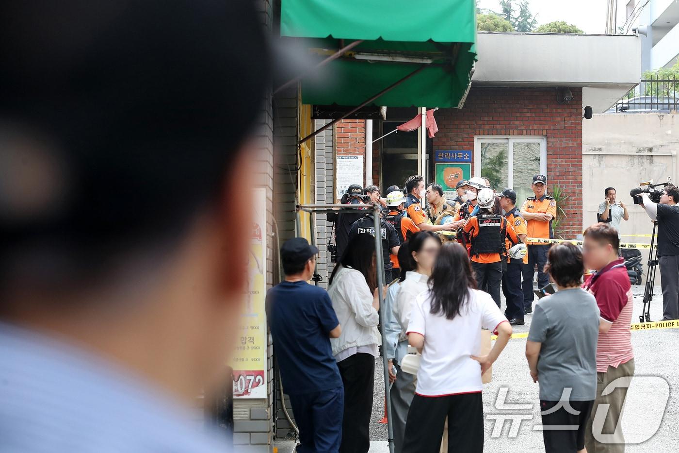 본문 이미지 - 23일 오전 경북 경산시 사동 한 아파트 관리사무소에서 70대 입주민의 방화로 불이 나 관리인 등 8명이 화상을 입고 병원으로 이송됐다. 경찰과 소방 당국이 현장을 통제하고 정확한 사고 원인과 경위를 조사하고 있다. 2026.7.23 ⓒ 뉴스1 공정식 기자