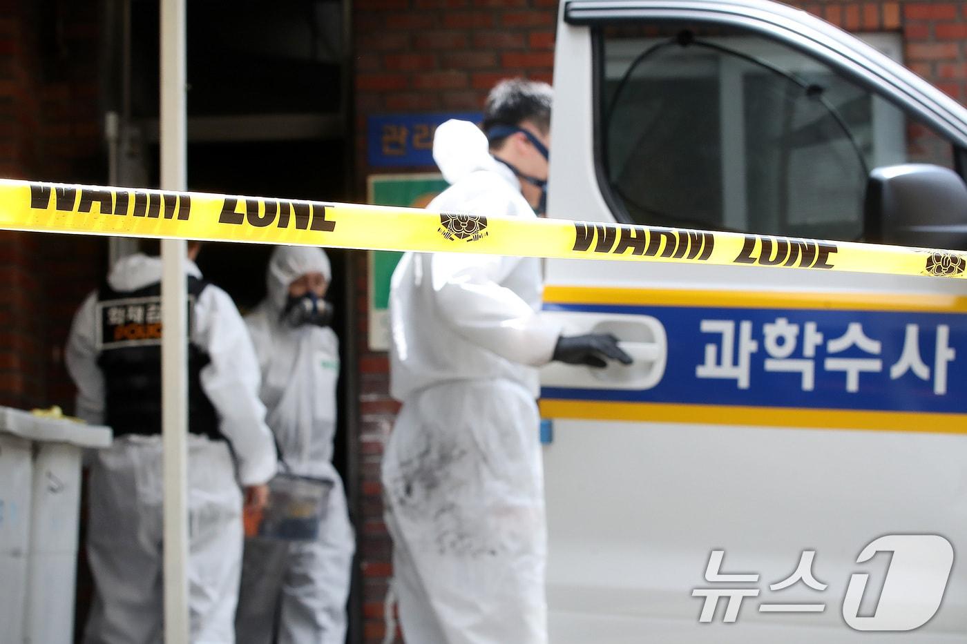 본문 이미지 - 23일 오전 경북 경산시 사동 한 아파트 관리사무소에서 70대 입주민의 방화로 불이 나 관리인 등 8명이 화상을 입고 병원으로 이송됐다. 경찰과 소방 당국이 현장을 통제하고 정확한 사고 원인과 경위를 조사하고 있다. 2026.7.23 ⓒ 뉴스1 공정식 기자