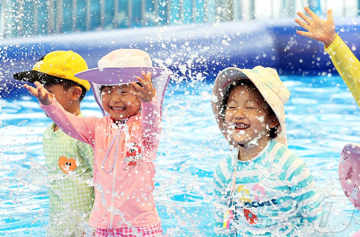 본문 이미지 - 절기상 대서인 23일 전남광주통합특별시 북구 동강대학교 야외물놀이장 개장을 맞아 물놀이장을 찾은 어린이집 아이들이 더위를 식히며 즐거운 시간을 보내고 있다.(전남광주 북구 제공. 재판매 및 DB 금지) 2026.7.23 