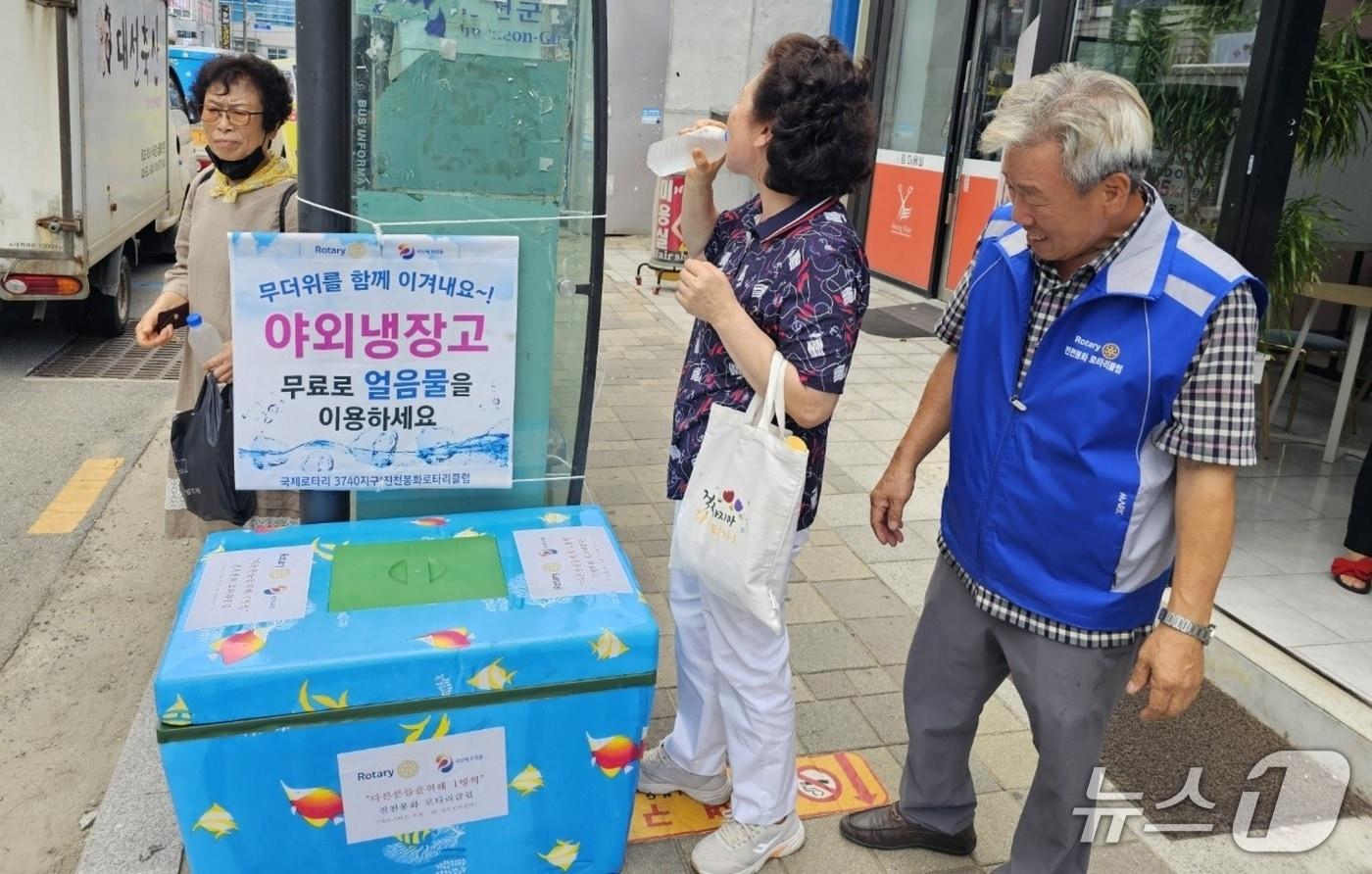 본문 이미지 - 진천군 지난해 얼음 생수 나눔 현장.(진천군 제공. 재판매 및 DB금지)/뉴스1
