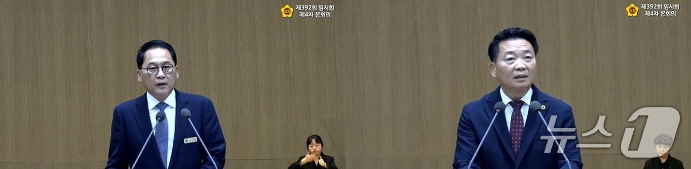 본문 이미지 - 안광률 경기도의회 더불어민주당 대표의원(왼쪽)과 방성환 국민의힘 대표의원(오른쪽)이 23일 제392회 임시회 제4차 본회의에서 교섭단체 대표연설을 통해 도정과 경기교육 운영 방향을 제시했다./도의회 생중계 캡처