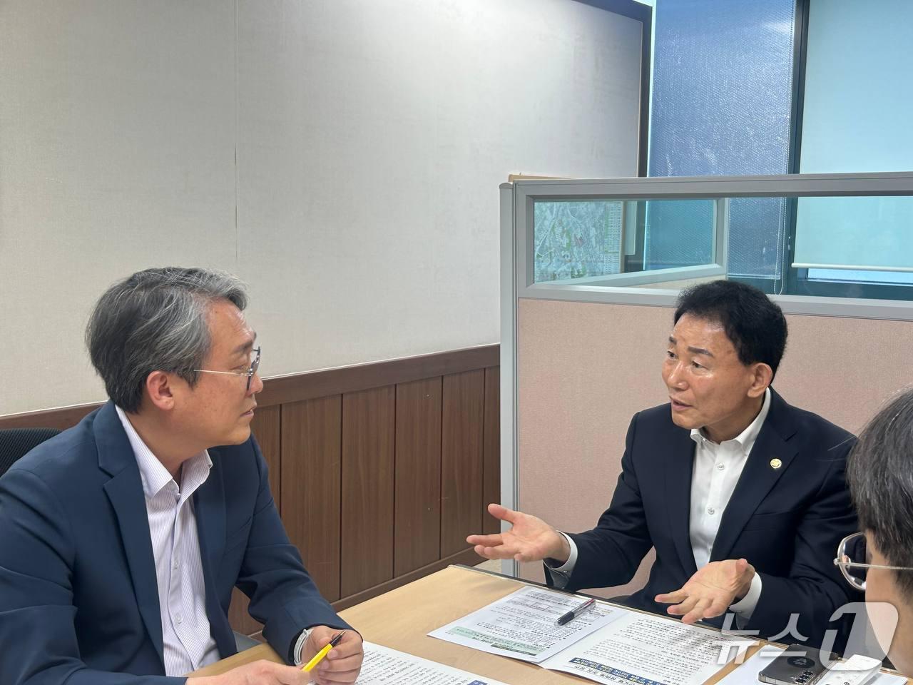 본문 이미지 - 박용갑 의원이 양승찬 미래전략산업실장과 면담을 하고 있다.(의원실 제공. 재판매 및 DB금지)/뉴스1