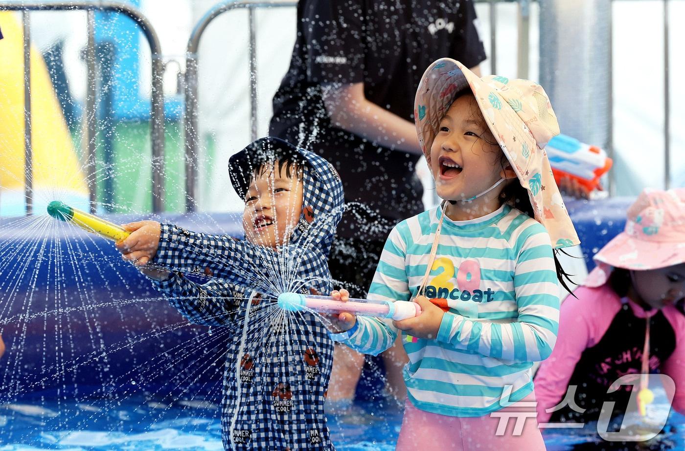 본문 이미지 - 절기상 대서인 23일 전남광주통합특별시 북구 동강대학교 야외물놀이장 개장을 맞아 물놀이장을 찾은 어린이집 아이들이 더위를 식히며 즐거운 시간을 보내고 있다.(전남광주 북구 제공. 재판매 및 DB 금지) 2026.7.23 