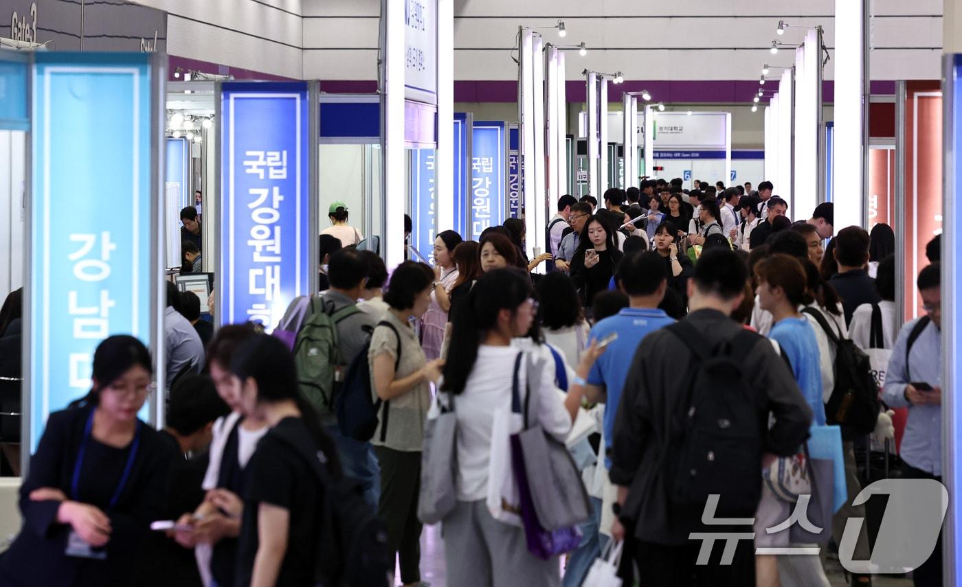본문 이미지 - 23일 서울 강남구 코엑스에서 열린 '2027학년도 수시대학입학정보박람회'가 학부모와 수험생들로 북적이고 있다. 2026.7.23 ⓒ 뉴스1 구윤성 기자