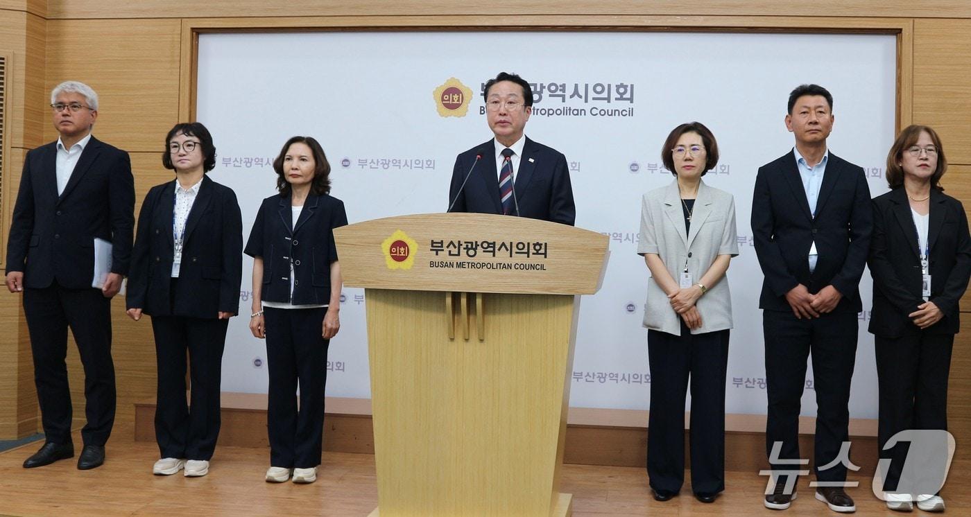 본문 이미지 - 박재범 부산 남구청장이 23일 부산시의회 브리핑룸에서 남구의 재정 비상 상황에 대해 설명하는 기자회견을 하고 있다.2026.7.23/뉴스1 이주현 기자