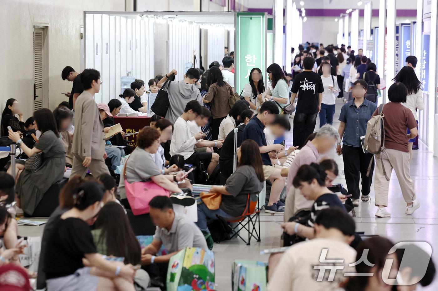 본문 이미지 - 23일 서울 강남구 코엑스에서 열린 '2027학년도 수시대학입학정보박람회'에서 수험생과 학부모들이 입시상담을 하고 있다. 2026.7.23 ⓒ 뉴스1 구윤성 기자