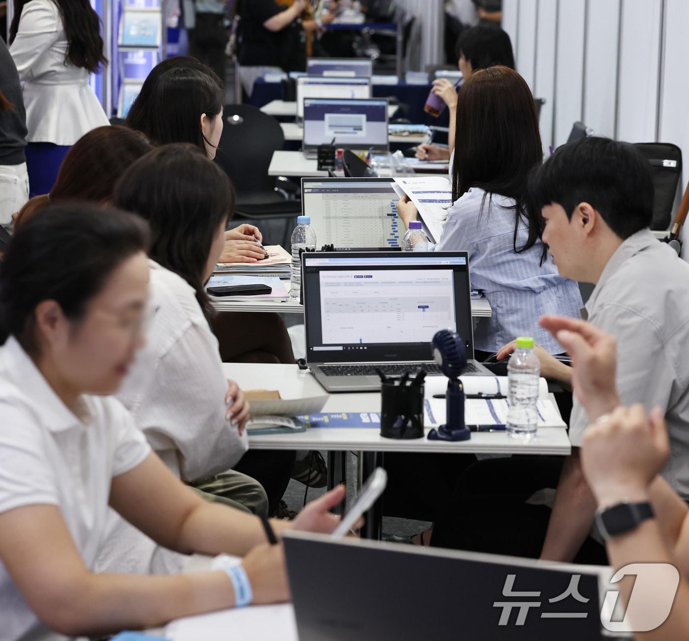 본문 이미지 - 23일 서울 강남구 코엑스에서 열린 '2027학년도 수시대학입학정보박람회'에서 수험생과 학부모들이 입시상담을 하고 있다. 2026.7.23 ⓒ 뉴스1 구윤성 기자