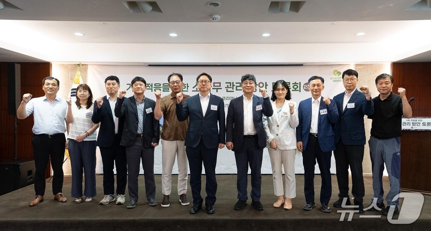 본문 이미지 - 임하수 산림청 차장(가운데)이 23일 서울에서 기후적응을 위한 소나무 관리 방안 2차 토론회 기념사진을 촬영하고 있다(산림청 제공. 재판매 및 DB금지)/뉴스1