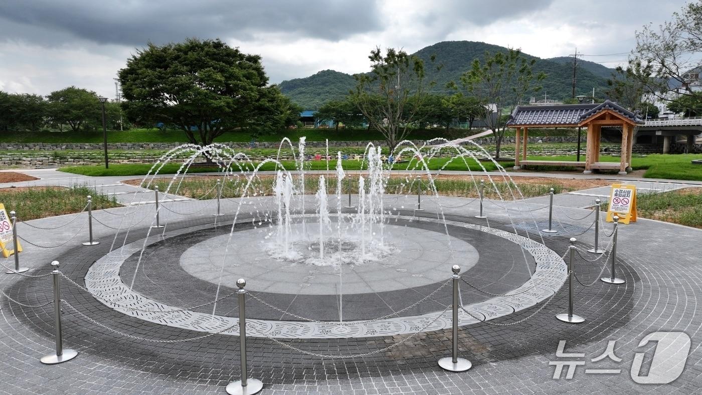 본문 이미지 - 전북 순창군 순창음 남계리 두물머리 공원 내 바닥분수 전경.(순창군 제공. 재판매 및 DB금지)/뉴스1 