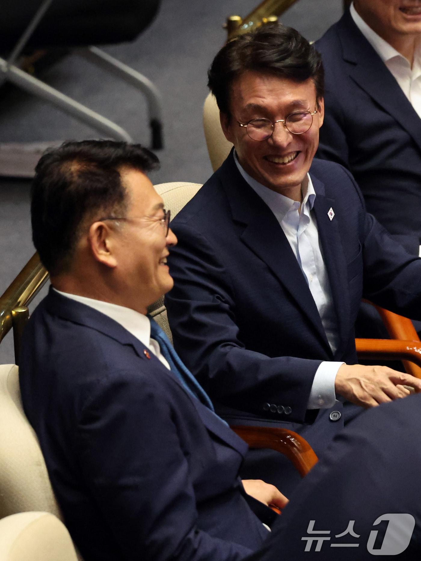 본문 이미지 - 더불어민주당 당대표에 출마한 김민석, 송영길 의원이 23일 오후 서울 여의도 국회에서 열린 제437회국회(임시회) 제2차 본회의에서 대화를 나누고 있다. 2026.7.23 ⓒ 뉴스1 황기선 기자
