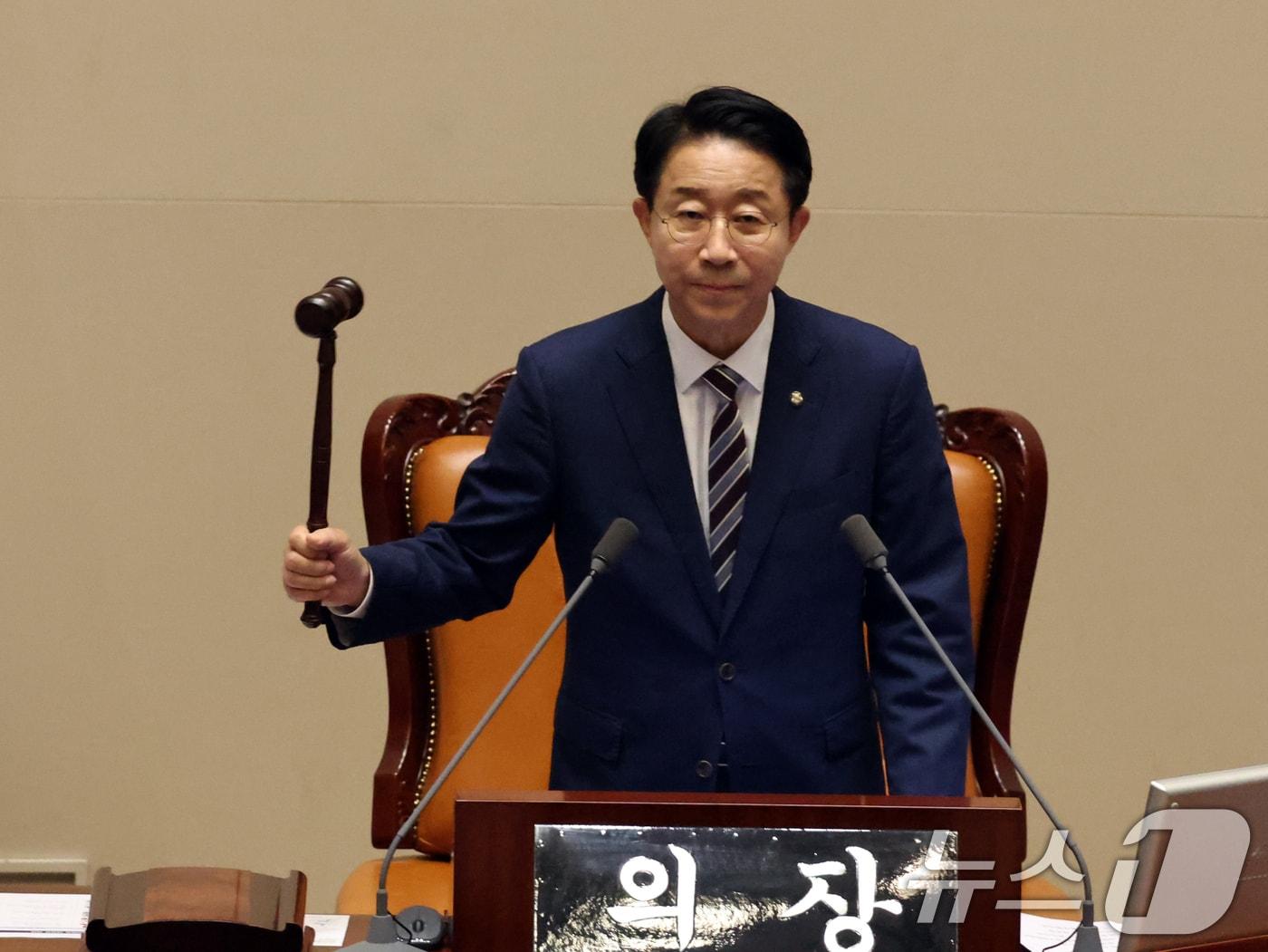 본문 이미지 - 조정식 국회의장이 23일 오후 서울 여의도 국회에서 열린 제437회 국회(임시회) 제2차 본회의에서 의사봉을 두드리고 있다. 2026.7.23 ⓒ 뉴스1 황기선 기자