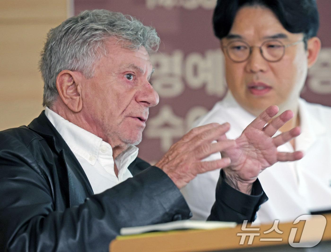 본문 이미지 - 패트릭 쇼벨 프랑스 사진기자가 23일 전남광주통합특별시 5·18민주화운동기록관에서 열린 특별강연에서 1980년 5월 광주에서 직접 목격한 5·18민주화운동의 참상과 취재 과정을 이야기하고 있다. 2026.7.23 ⓒ 뉴스1 박지현 기자