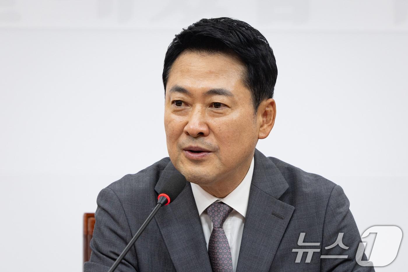 본문 이미지 - 장동혁 국민의힘 대표가 23일 서울 여의도 국회에서 열린 국민의힘-선거관리위원회 공무원노조 간담회에서 모두 발언을 하고 있다. 2026.7.23 ⓒ 뉴스1 유승관 기자