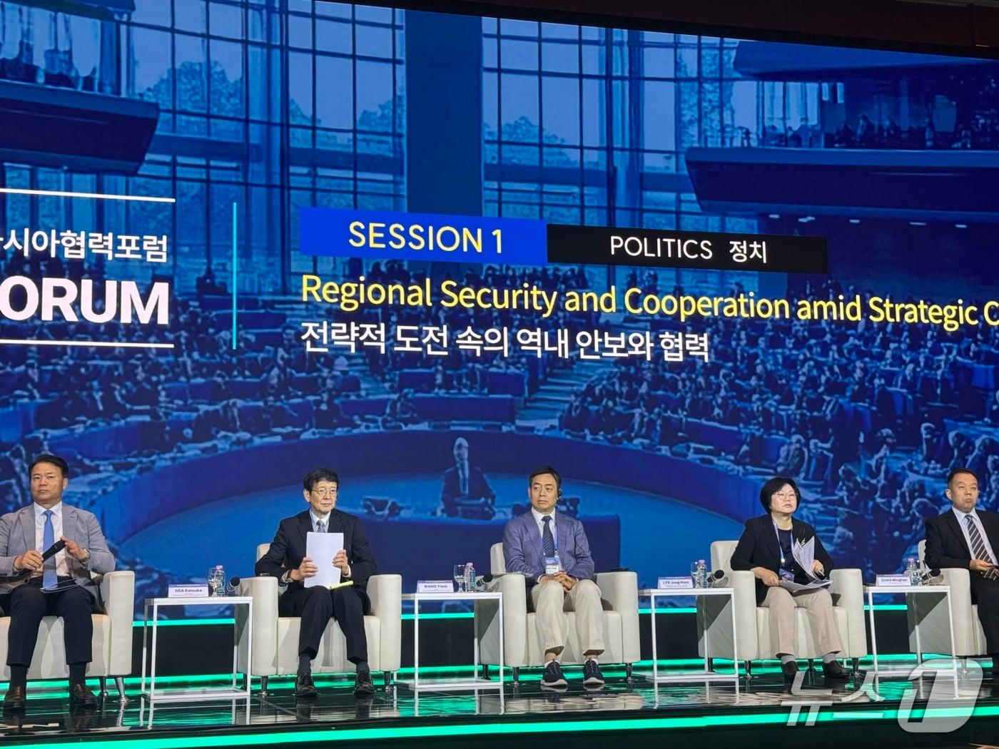 본문 이미지 - 23일 서울 중구 롯데호텔에서 열린 '2026 동아시아협력포럼' 1세션에 참석한 한중일 외교·안보 전문가들은 역내 지정학적 불확실성을 진단하고 동아시아 협력의 방향을 논의했다. 2026.7.23 ⓒ 뉴스1 윤주현 기자