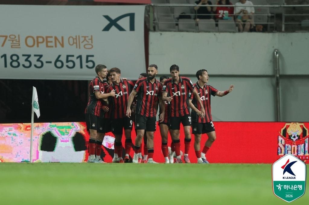 본문 이미지 - K리그 시즌 반환점을 돈 가운데 선두를 공고히하고 있는 FC서울. (한국프로축구연맹 제공)