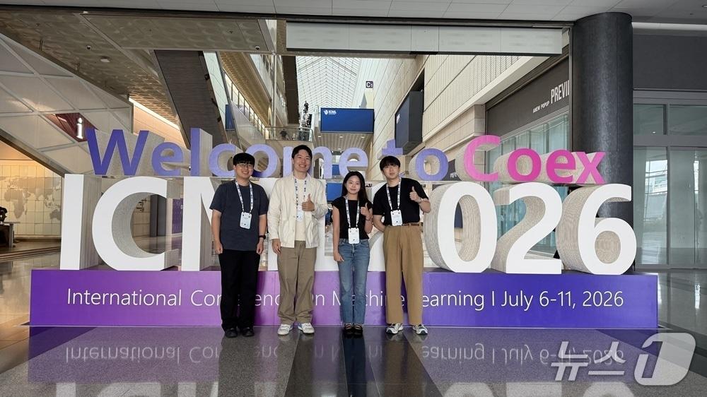 본문 이미지 - CML 2026 수상자들. 왼쪽부터 KAIST KI로보틱스연구소 나병후 박사, 데이터사이언스대학원 곽지석 박사과정, 산업및시스템공학과 조수현 박사과정, 김태우 석사과정(KAIST 제공) /뉴스1