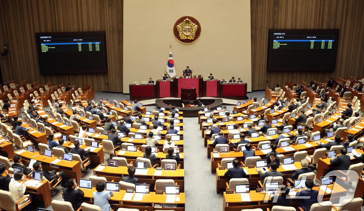 본문 이미지 - 23일 오후 서울 여의도 국회에서 열린 제437회국회(임시회) 제2차 본회의에서 국민의힘 몫의 상임위원장 선거 결과가 발표되고 있다. 이날 본회의에서는 국토교통위원장 유의동, 교육위원장 김희정, 외교통일위원장 송석준, 산업통상자원중소벤처기업위원장 김성원, 보건복지위원장 이만희, 정보위원장 이양수 의원이 선출됐다. ⓒ 뉴스1 황기선 기자