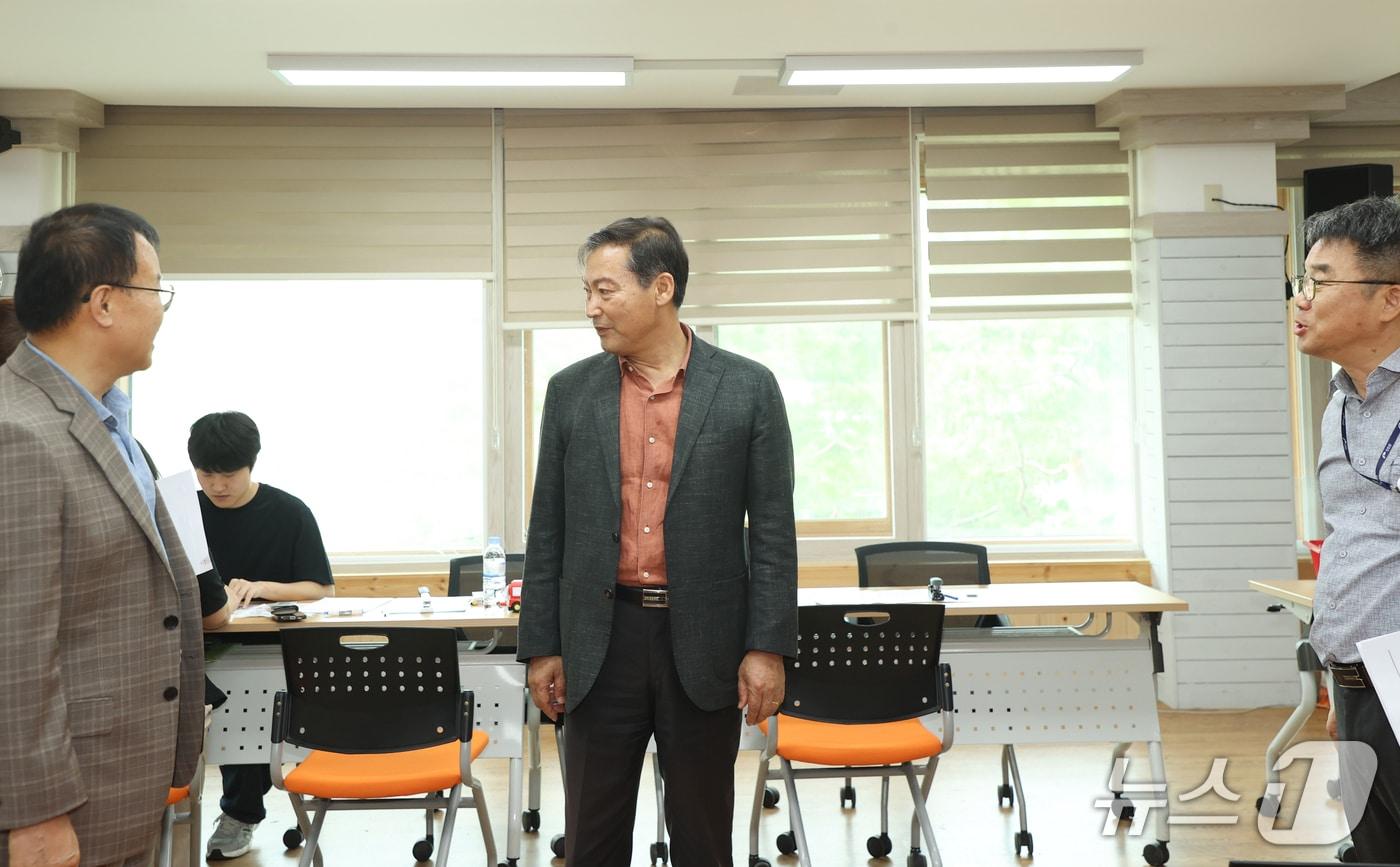 본문 이미지 - 23일 전춘성 전북 진안군수가 진안읍 행정복지센터를 찾아 농어촌 기본소득 시범사업 신청·접수 상황을 점검하고 있다.(진안군제공, 재판매 및 DB금지)2026.7.23/뉴스1