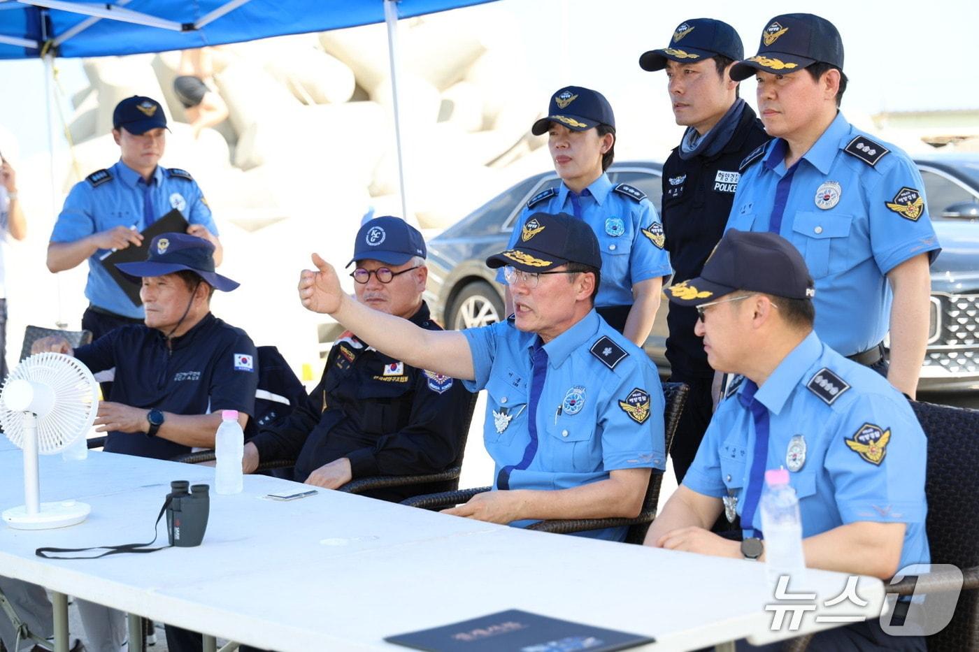본문 이미지 - 23일 경북 포항 연안해역을 찾아 안점관리 실태와 구조 대응태세를 점검 중인 이종욱 동해지방경찰청장 직무대리.(동해해경청 제공, 재판매 및 DB 금지) 2026.7.23/뉴스1
