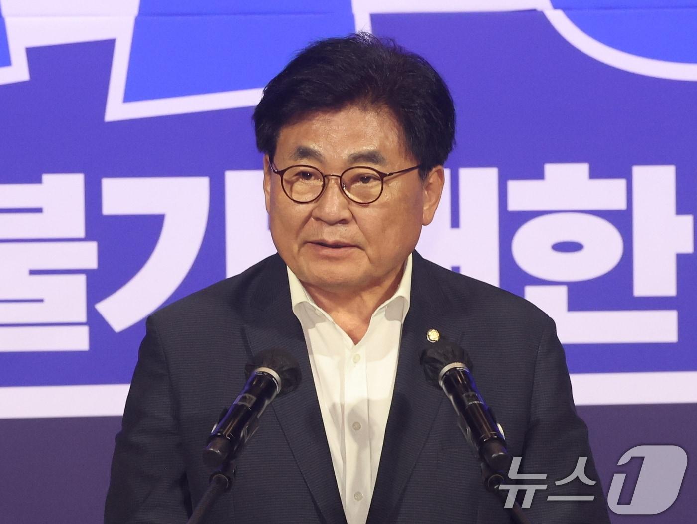 본문 이미지 - 소병훈 더불어민주당 중앙당선관위원장이 23일 오후 서울 여의도 국회 의원회관에서 열린 당대표·최고위원 선출을 위한 예비경선 결과발표에서 개회사를 하고 있다. 2026.7.23 ⓒ 뉴스1 황기선 기자