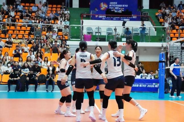 본문 이미지 - 한국 여자배구대표팀이 23일 제천체육관에서 인도네시아를 꺾고 기뻐하고 있다. (대한배구협회 제공)