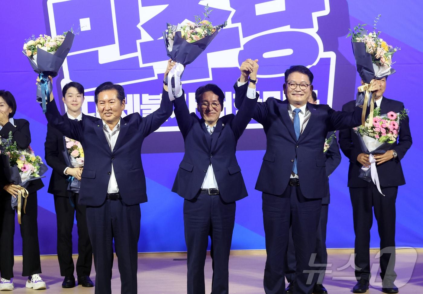 본문 이미지 - 더불어민주당 본경선 후보로 당선된 정청래(왼쪽부터), 김민석, 송영길 후보가 23일 오후 서울 여의도 국회 의원회관에서 열린 당대표·최고위원 선출을 위한 예비경선 결과발표 행사에서 손을 들어 인사하고 있다. 2026.7.23 ⓒ 뉴스1 황기선 기자