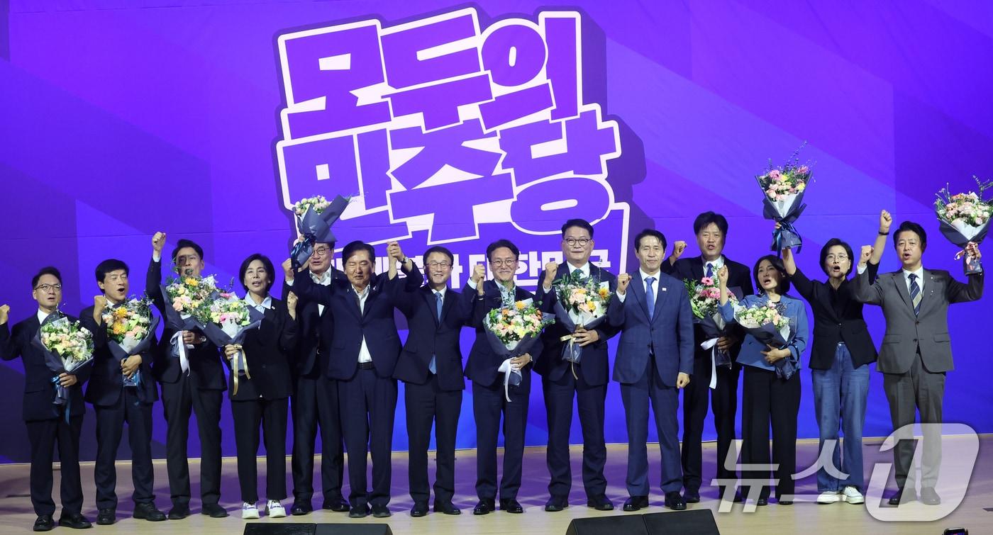 본문 이미지 - 더불어민주당 전당대회 본경선에 진출한 당대표, 최고위원 후보들이 23일 오후 서울 여의도 국회 의원회관에서 열린 당대표·최고위원 선출을 위한 예비경선 결과발표에서 기념촬영을 하고 있다. 사진 왼쪽부터 박선원, 이성윤, 한민수, 최민희 최고위원 후보. 2026.7.23 ⓒ 뉴스1 황기선 기자