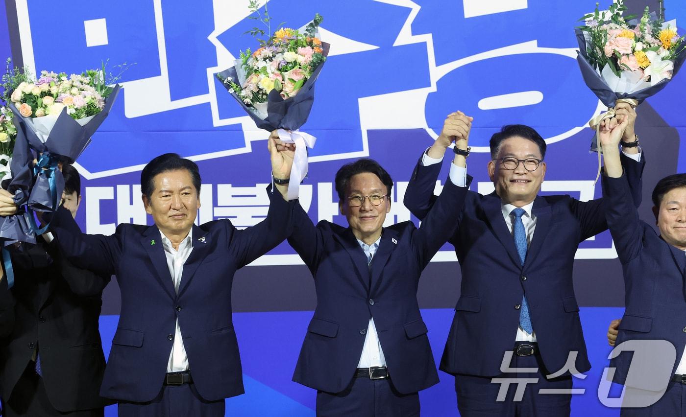 본문 이미지 - 더불어민주당 8·17 전당대회 당대표 본경선에 진출한 정청래(왼쪽부터), 김민석, 송영길 후보가 23일 오후 서울 여의도 국회 의원회관에서 열린 당대표·최고위원 선출을 위한 예비경선 결과발표에서 기념촬영을 하고 있다. 2026.7.23 ⓒ 뉴스1 황기선 기자