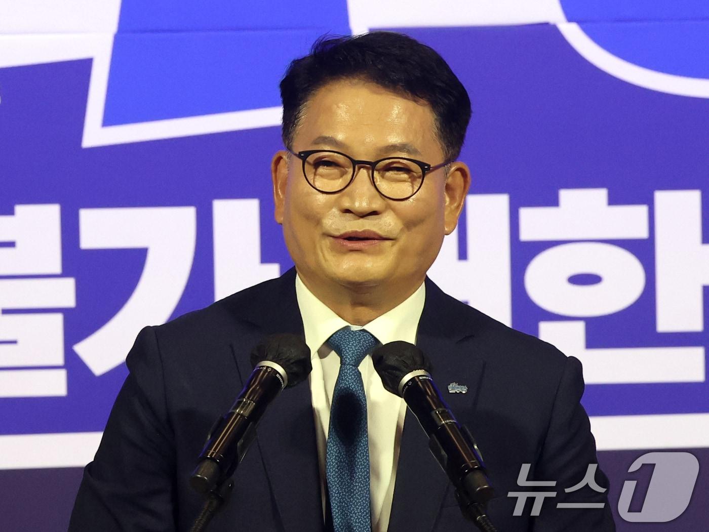 본문 이미지 - 더불어민주당 8·17 전당대회 당대표 본경선에 진출한 송영길 전 대표가 23일 오후 서울 여의도 국회 의원회관에서 열린 '당대표·최고위원 선출을 위한 예비경선 결과발표'에서 소감을 밝히고 있다. 2026.7.23 ⓒ 뉴스1 황기선 기자