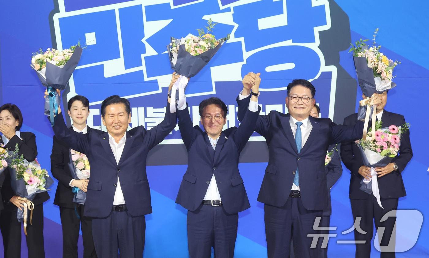 본문 이미지 - 더불어민주당 8·17 전당대회 당대표 본경선에 진출한 정청래(왼쪽부터), 김민석, 송영길 후보가 23일 오후 서울 여의도 국회 의원회관에서 열린 당대표·최고위원 선출을 위한 예비경선 결과발표에서 기념촬영을 하고 있다. 2026.7.23 ⓒ 뉴스1 황기선 기자