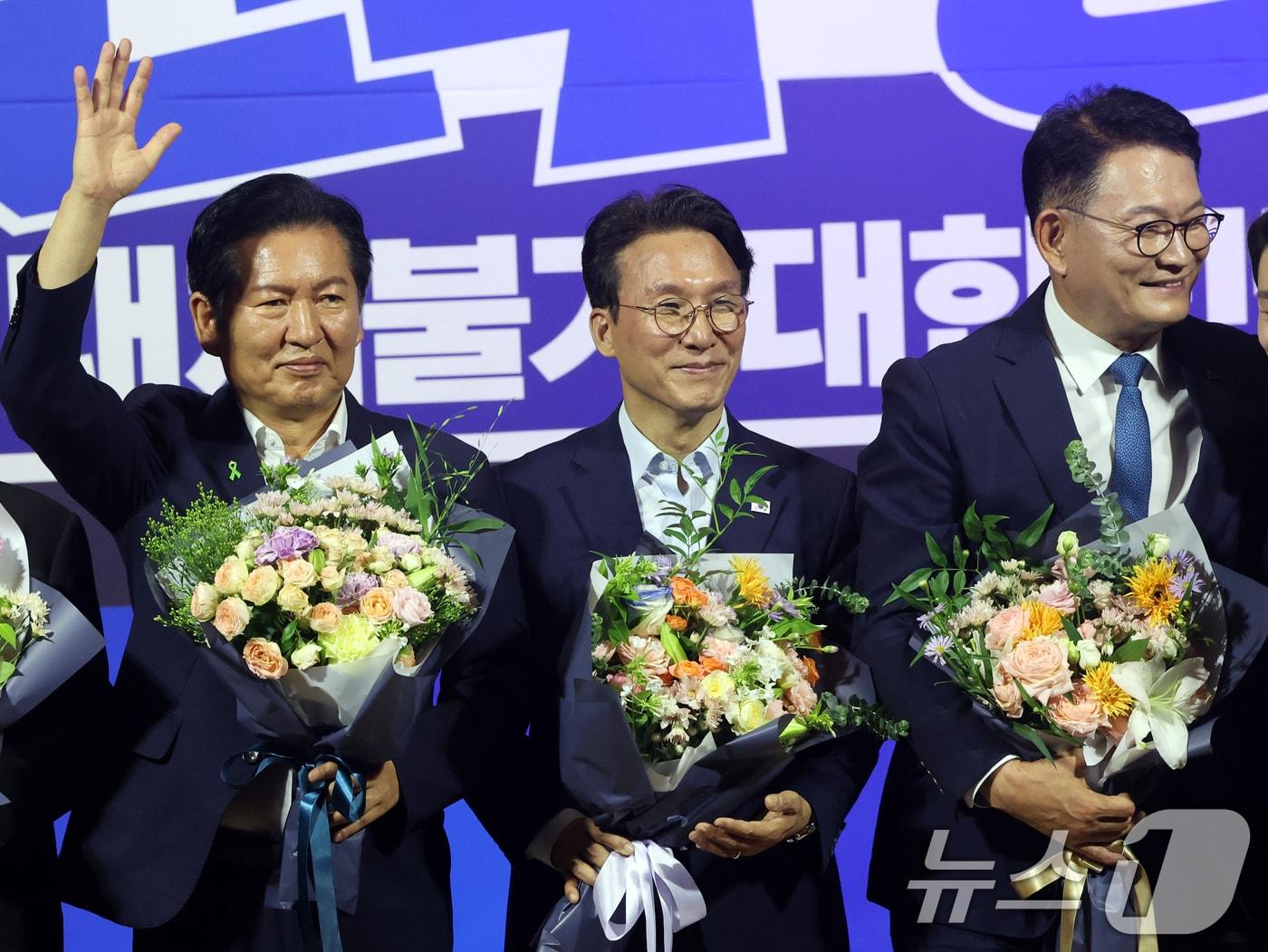 본문 이미지 - 더불어민주당 8·17 전당대회 당대표 본경선에 진출한 정청래(왼쪽부터), 김민석, 송영길 후보가 23일 오후 서울 여의도 국회 의원회관에서 열린 당대표·최고위원 선출을 위한 예비경선 결과발표에서 기념촬영을 하고 있다. 2026.7.23 ⓒ 뉴스1 황기선 기자