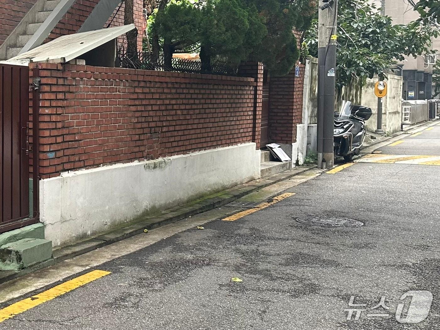 본문 이미지 - 23일 서울 강서구 화곡동에서 A 군(10대)이 10대 여고생 B 양을 흉기로 찌르는 사건이 발생했다. 경찰은 A 군을 살인미수 혐의로 입건해 조사하고 있다. 사진은 범행 장소. 2026.7.23 ⓒ 뉴스1 강서연 기자