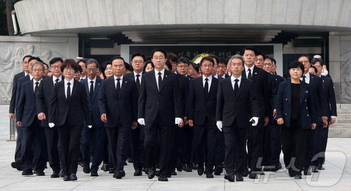 본문 이미지 - 조정식 국회의장과 한병도, 정점식 여야 원내대표가 24일 오전 서울 동작구 국립현충원에서 의원들과 22대 후반기 국회 개원을 맞아 현충탑 참배를 마치고 이동하고 있다. 2026.7.24 ⓒ 뉴스1 황기선 기자