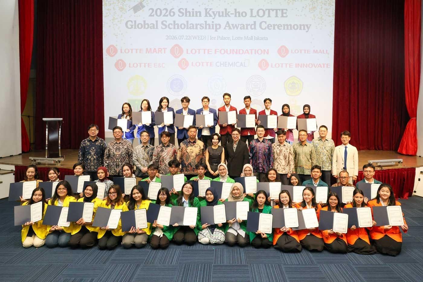 본문 이미지 - 2026 신격호 롯데 글로벌장학금 전달식(인도네시아) 단체사진 (롯데장학재단 제공)