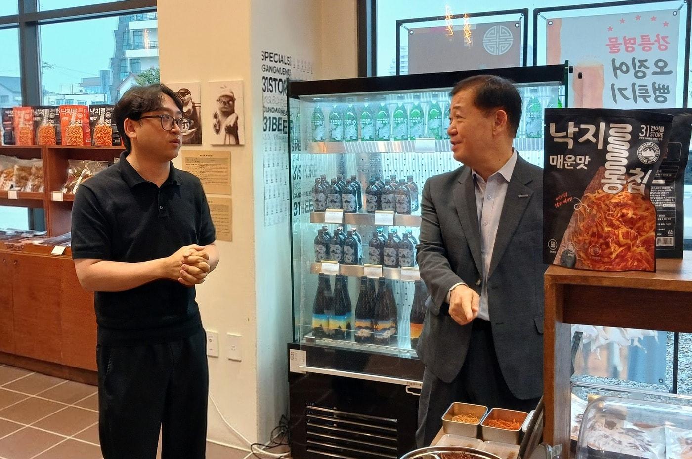 본문 이미지 - 이태식 한유원 대표이사(오른쪽)이 23일 강릉의 한 건어물 매장을 둘러보고 있다.(한국중소벤처기업유통원 제공)