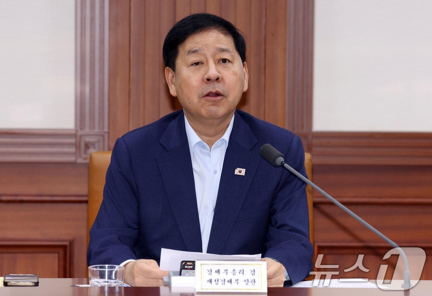 본문 이미지 - 구윤철 경제부총리 겸 재정경제부 장관이 24일 오전 서울 종로구 세종대로 정부서울청사에서 열린 민생물가 특별관리 관계장관 TF에서 모두 발언을 하고 있다. 2026.7.24 ⓒ 뉴스1 김명섭 기자