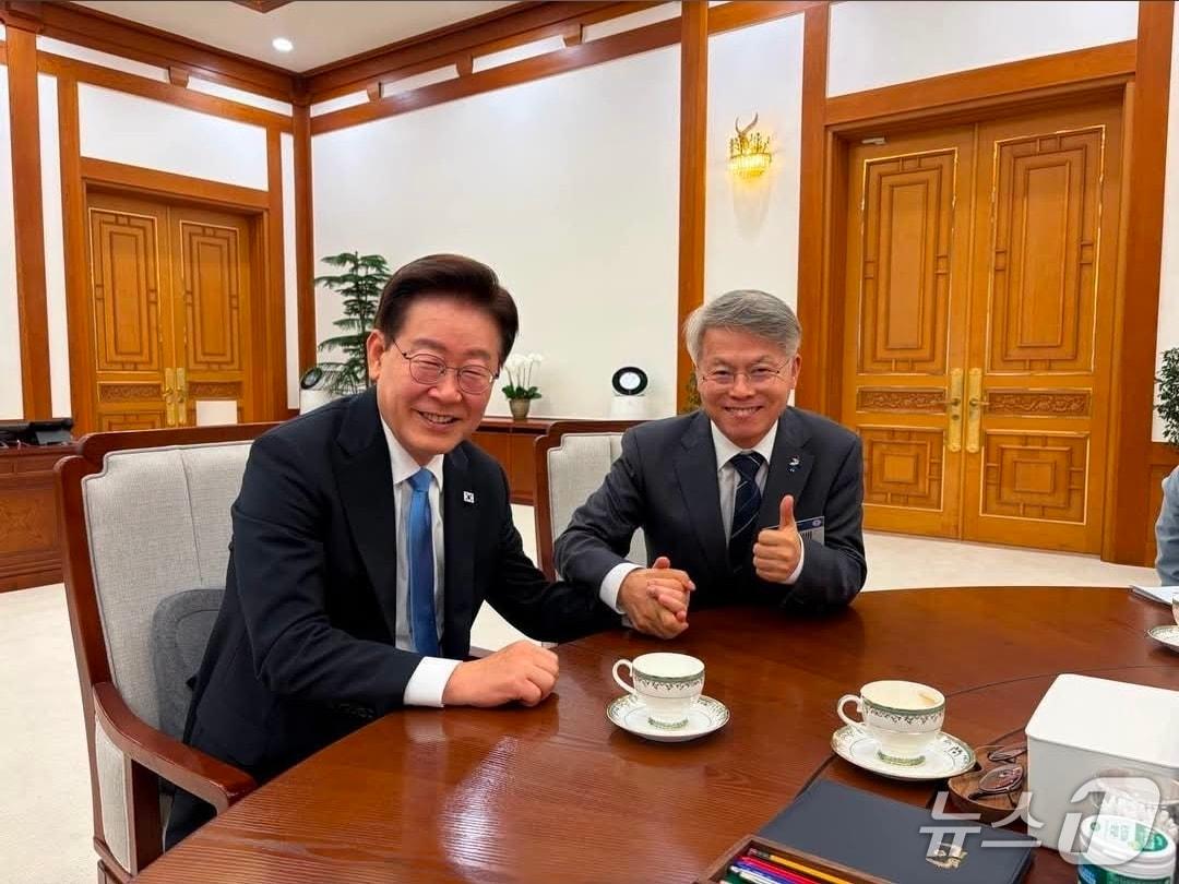 본문 이미지 - 이재명 대통령과 민형배 전남광주통합특별시장이 국무회의 후 오찬자리에서 대화를 나누는 모습.(사진=민형배 전남광주통합특별시장 SNS 캡쳐.)