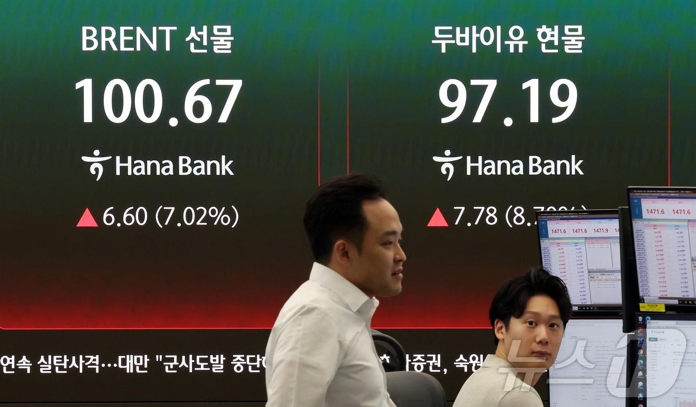본문 이미지 - 국제유가가 급등한 24일 은행 딜링룸에 원유 시세가 표시되고 있다. ⓒ 뉴스1 김진환 기자