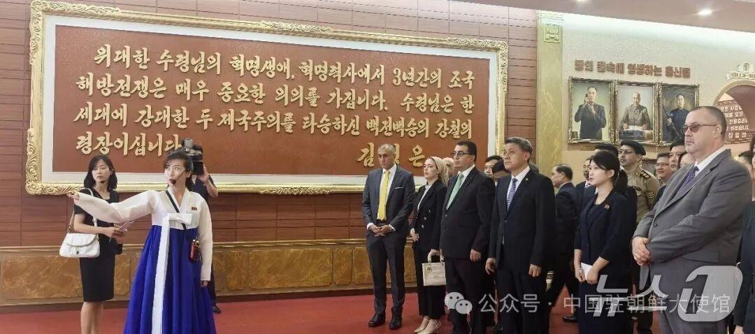 본문 이미지 - 왕야쥔 주북 중국대사가 북한 전승혁명 사적관을 방문했다. (주북 중국대사관 SNS 계정)