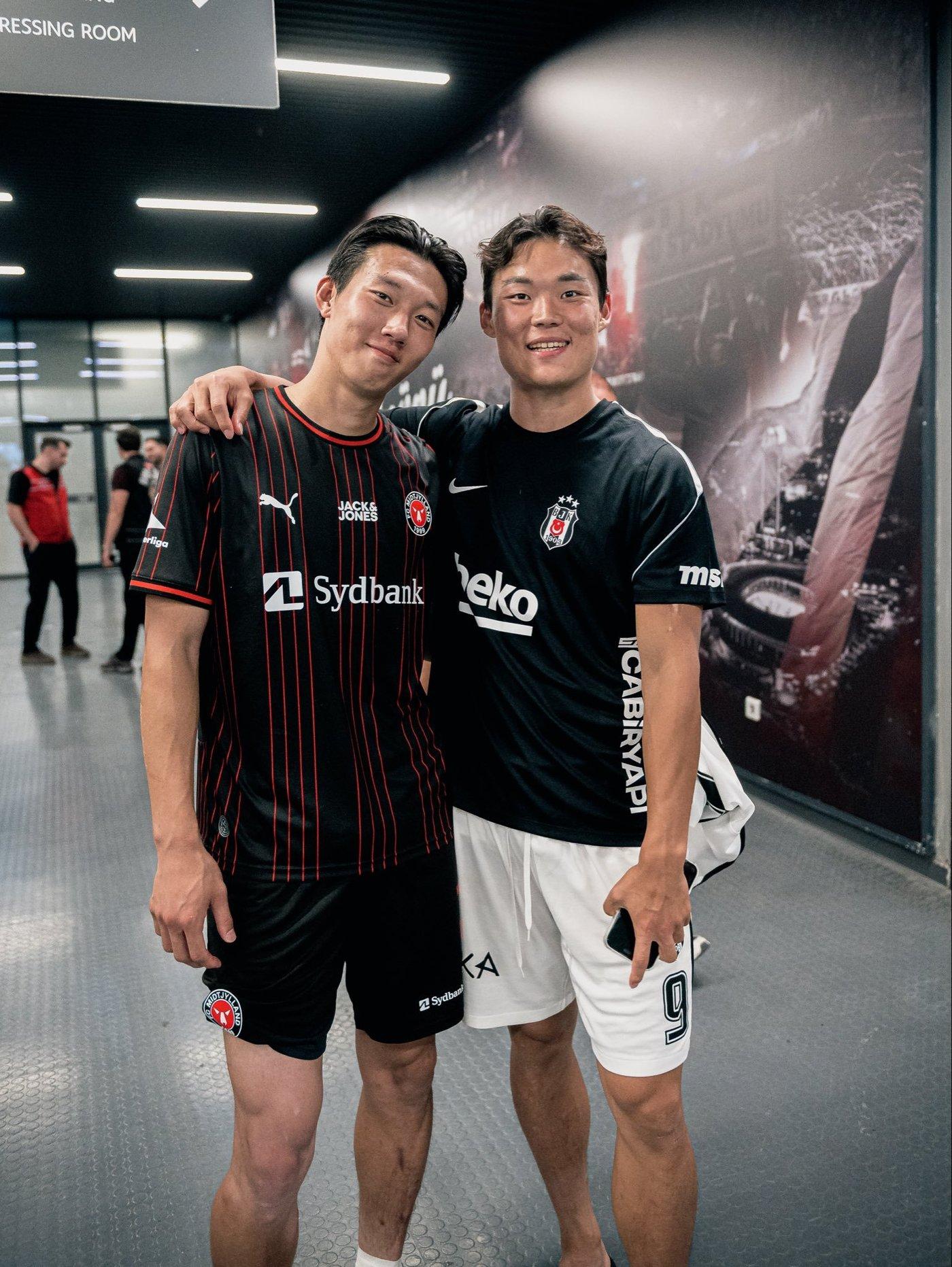 본문 이미지 - 오현규(오른쪽)와 이한범이 UEFA 유로파리그 2차 예선 1차전을 마친 뒤 사진 촬영을 하고 있다. (미트윌란 구단 X 캡처)