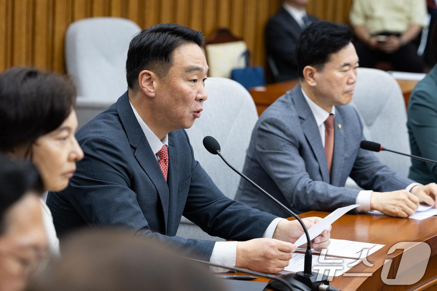 본문 이미지 - 정희용 국민의힘 사무총장이 24일 서울 여의도 국회에서 열린 원내대책회의에서 모두 발언을 하고 있다. 2026.7.24 ⓒ 뉴스1 유승관 기자