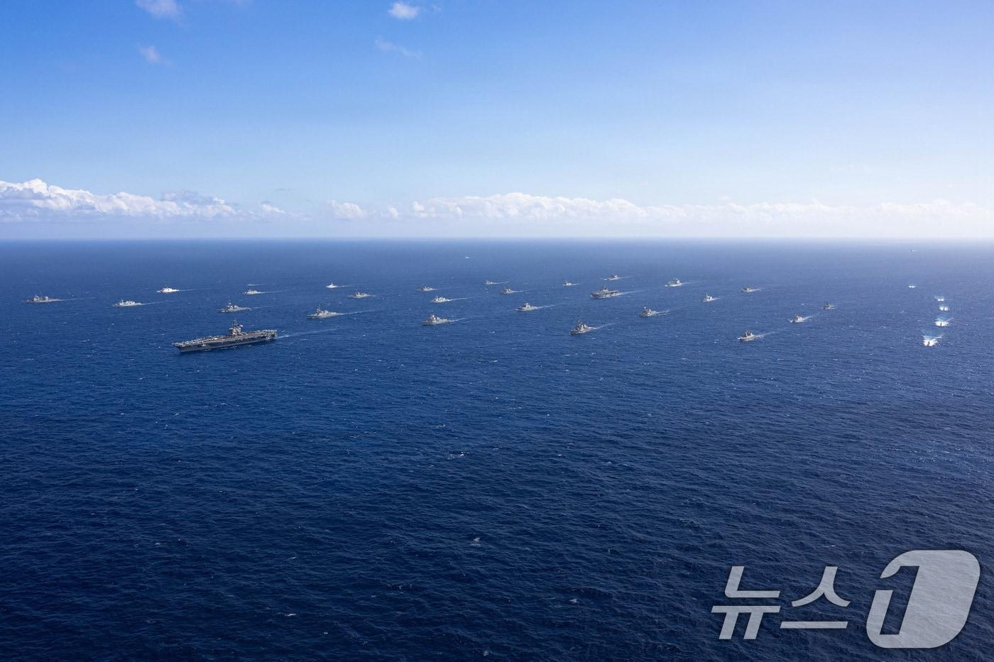 본문 이미지 - 2026 환태평양훈련(RIMPAC)에 참가한 연합해군 전력이 하와이 제도 북부에서 해상훈련을 하고 있다. (미 해군 제공. 재판매 및 DB 금지) 2026.7.24 ⓒ 뉴스1