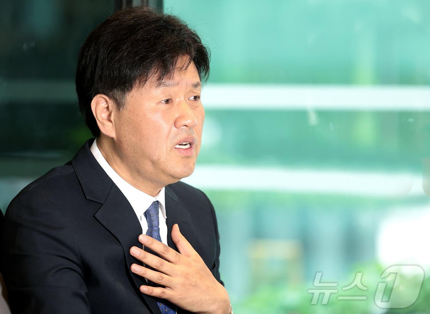 본문 이미지 - 민주당 최고위원 후보 김용 전 민주연구원 부원장이 24일 오전 서울 영등포구 국회의사당 인근에서 뉴스1과 인터뷰를 하고 있다. 2026.7.24 ⓒ 뉴스1 권현진 기자