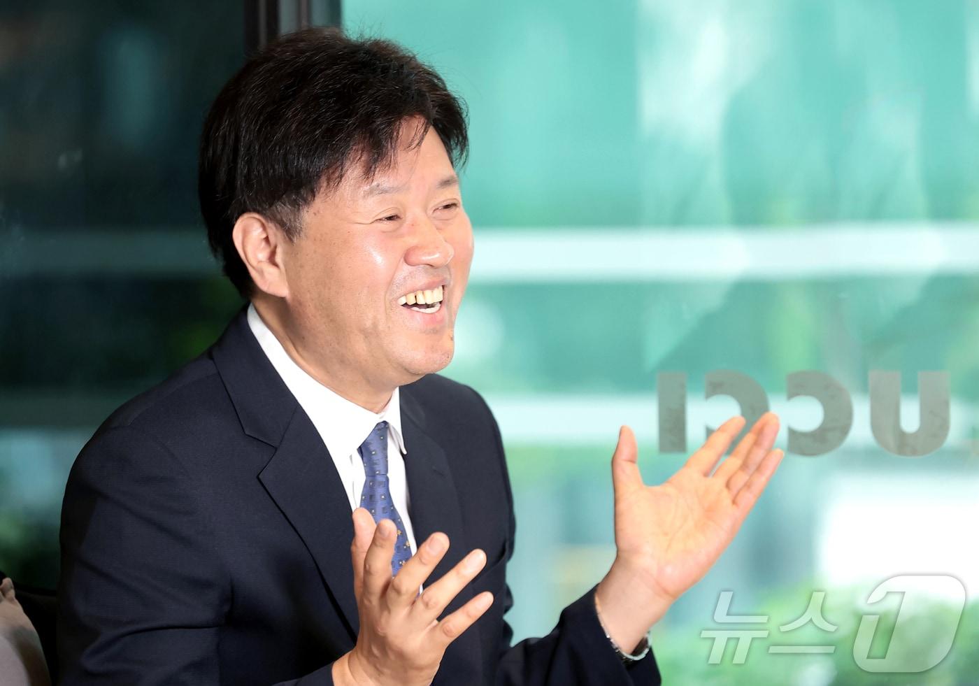 본문 이미지 - 더불어민주당 최고위원 후보인 김용 전 민주연구원 부원장이 지난 24일 오전 서울 영등포구 국회의사당 인근에서 뉴스1과 인터뷰를 하고 있다. 2026.7.24. ⓒ 뉴스1 권현진 기자