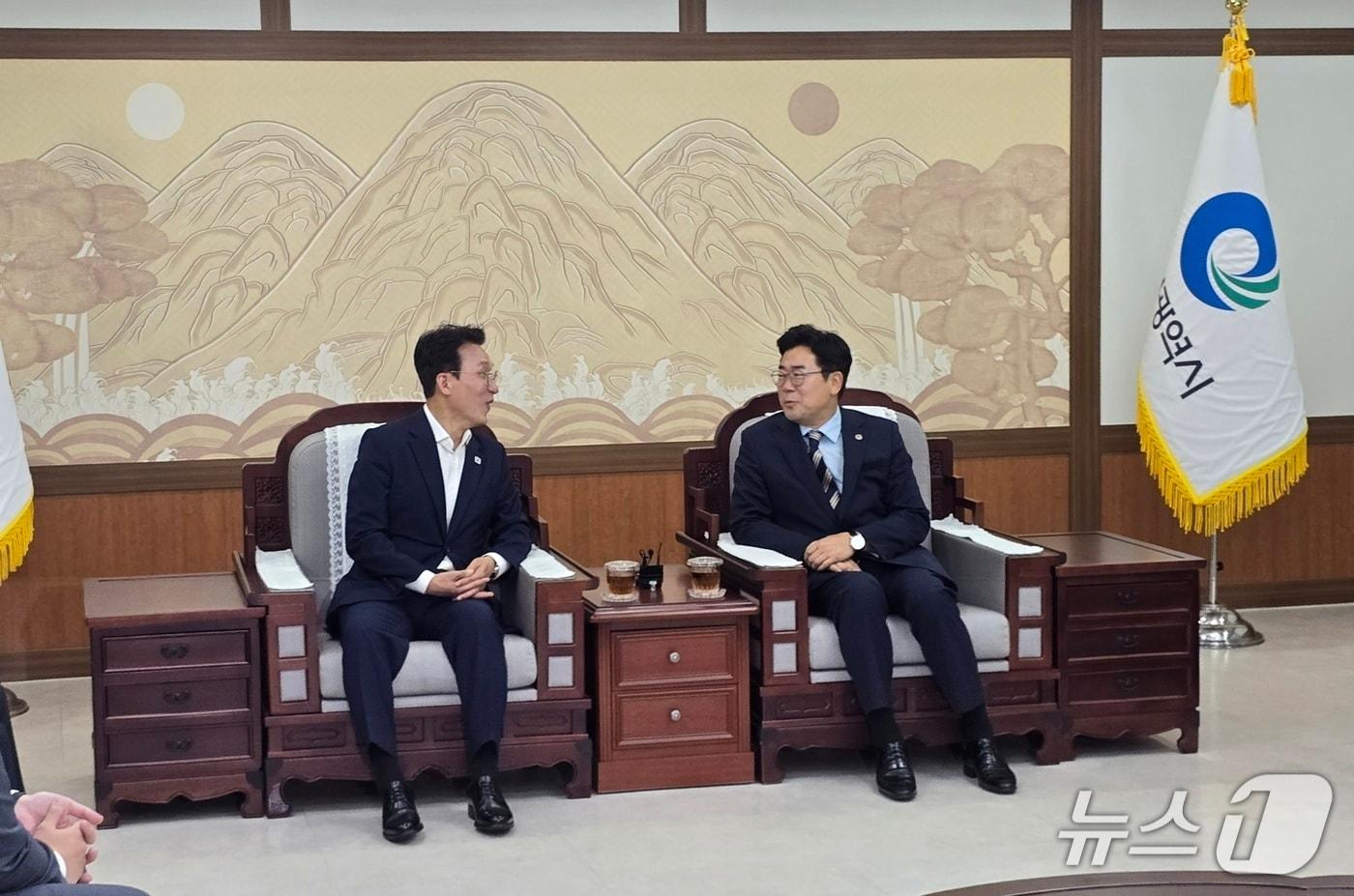 본문 이미지 - 김민석 전 국무총리가 24일 오전 인천시청을 찾아 박찬대 인천시장과 만나 이야기하고 있다. / 뉴스1 ⓒ News1 유준상 기자