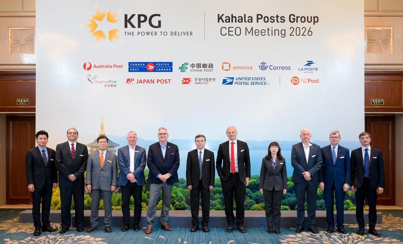 본문 이미지 - 중국 항저우에서 열린 '카할라 우정 연합(Kahala Posts Group) CEO 회의' 참석자들이 기념사진 촬영을 하고 있다.(우정사업본부 제공)