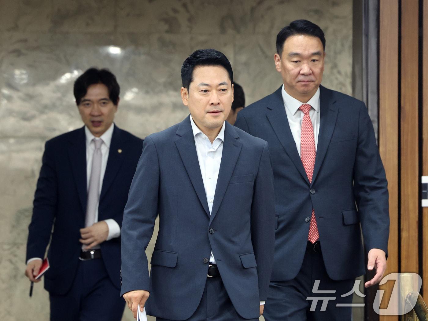 본문 이미지 - 장동혁 국민의힘 대표가 24일 오전 서울 여의도 국회에서 열린 '규제에서 시장으로, 징벌에서 합리로' 국민의힘 부동산정책 정상화 토론회에 참석하고 있다. 2026.7.24 ⓒ 뉴스1 황기선 기자