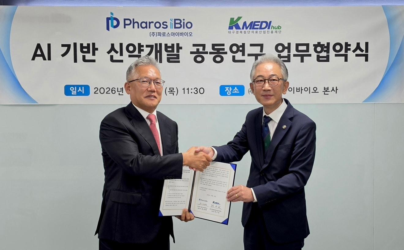 본문 이미지 - 윤정혁 파로스아이바이오 대표이사와 박구선 케이메디허브 이사장이 'AI 기반 신약개발 공동연구 업무협약'을 체결한 뒤 기념촬영을 하고 있다. (파로스아이바이오 제공)